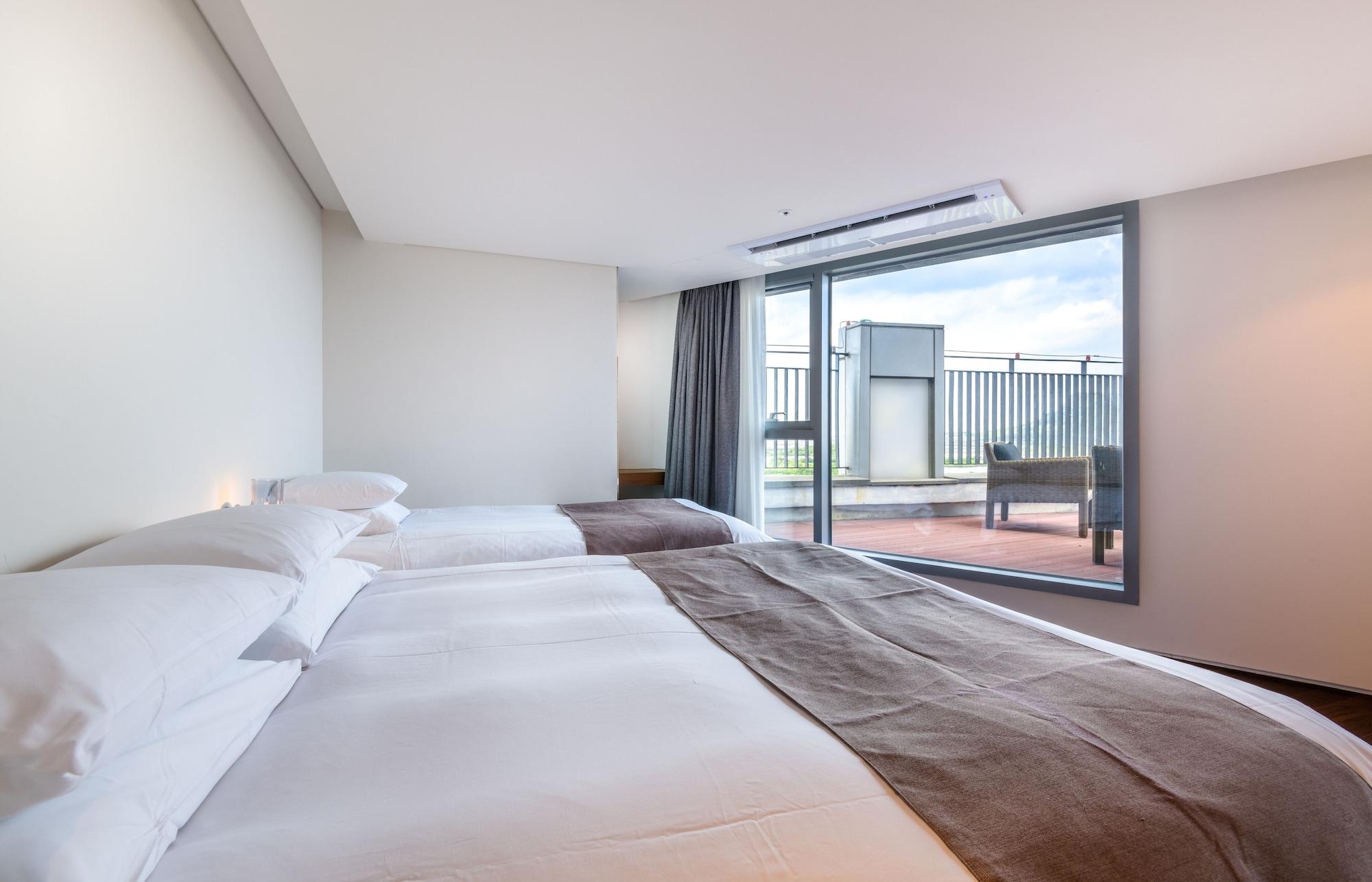 Brown Suites Hotel And Resort Jeju Exterior foto
